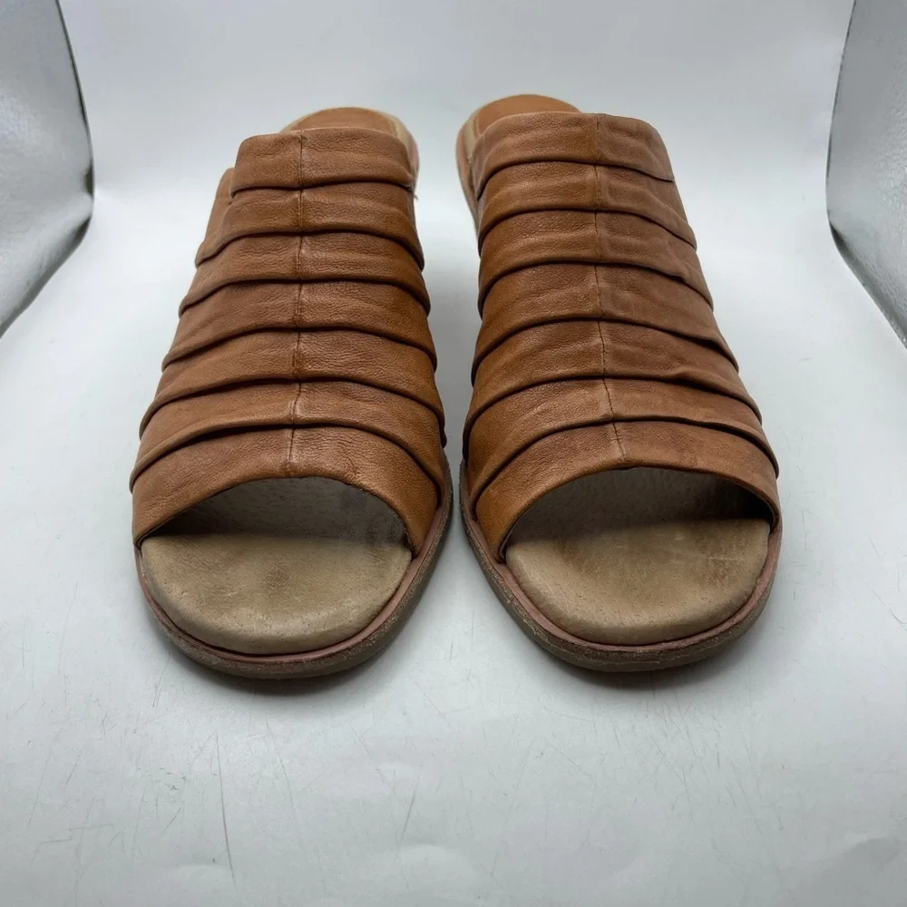 Sofft Women's Tan Leather wedges size 8